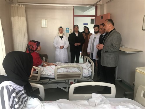 Kaymakamımız Turgay İlhan, Basit Gıda Zehirlenmesi Şüphesiyle Hastaneye Kaldırılan Öğrencileri Ziyaret Etti