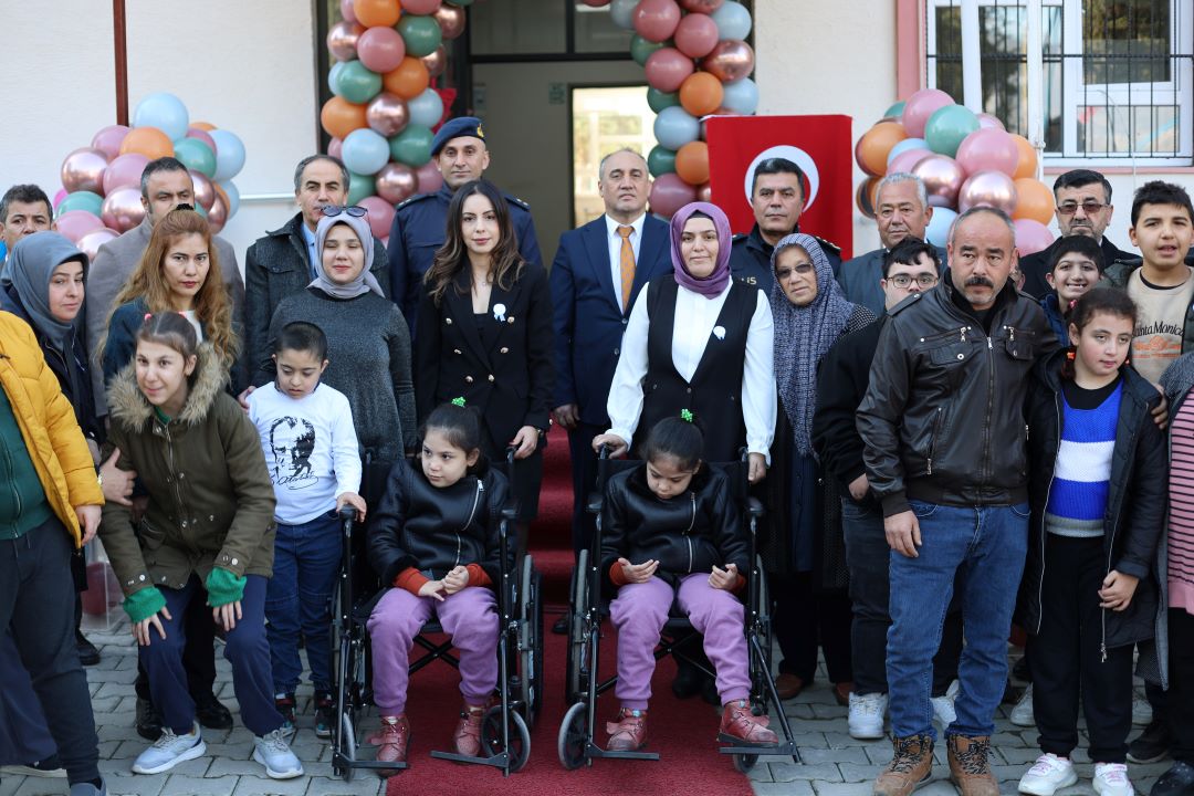 Kaymakam Turgay İlhan, Dünya Engelliler Günü Dolayısıyla Düzenlenen Programda Engelli Öğrencilerimizle Bir Araya Geldi.